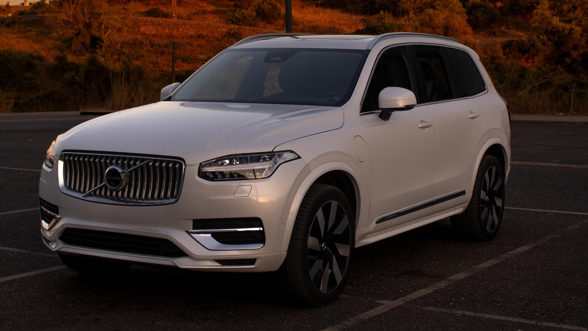 Volvo XC90 (2024) front quarter — monthly luxury SUV hire Algarve
