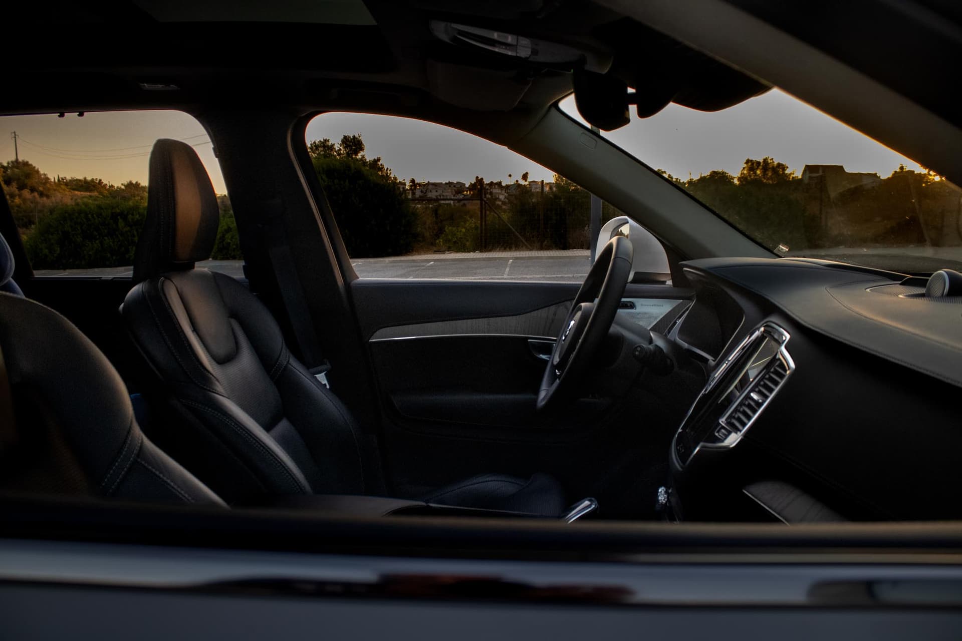 Volvo XC90 (2024) interior front seats — long-term rental Lisbon