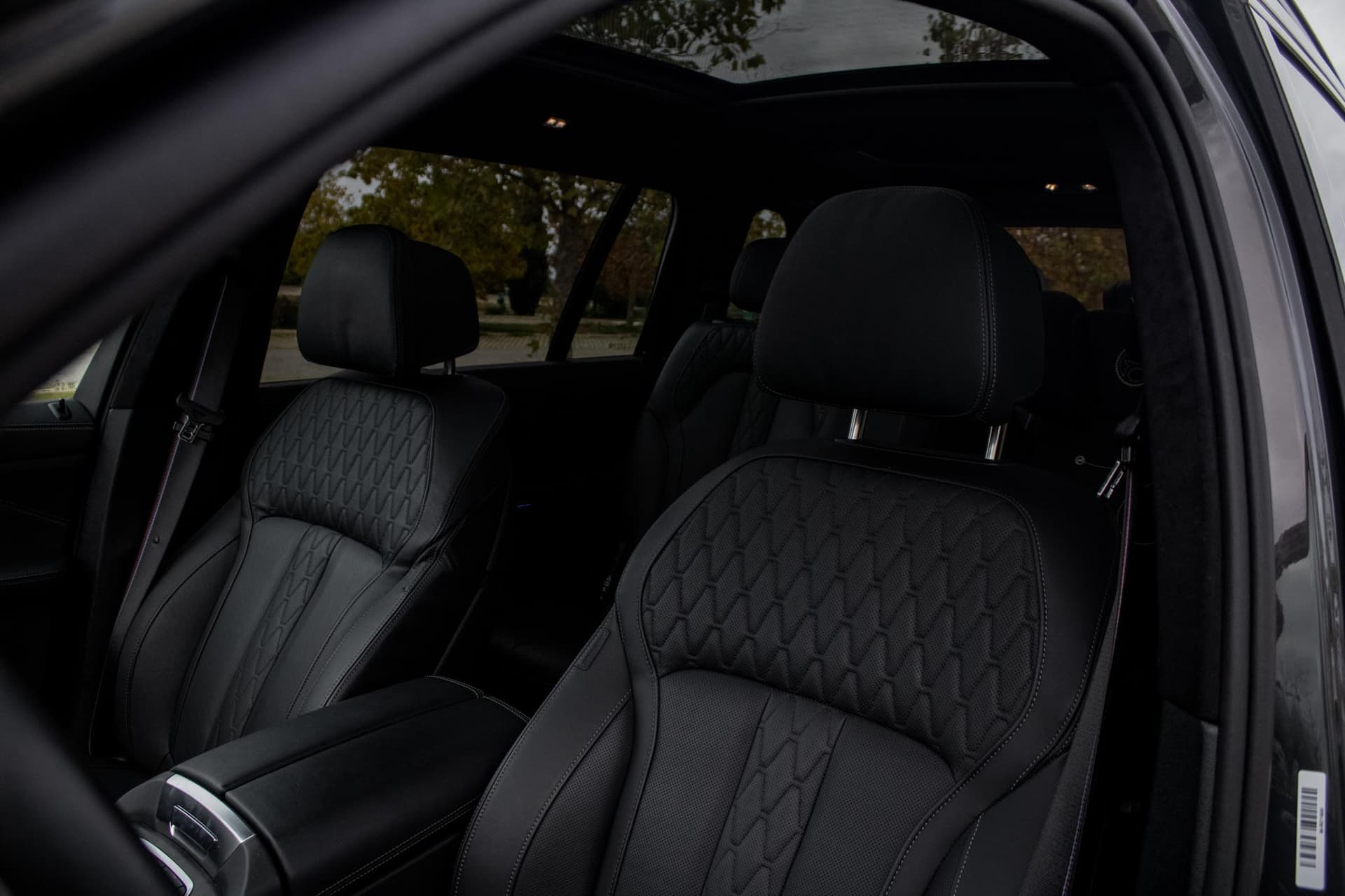 BMW X7 M60i - luxury car rental Algarve Lisbon Portugal (6)