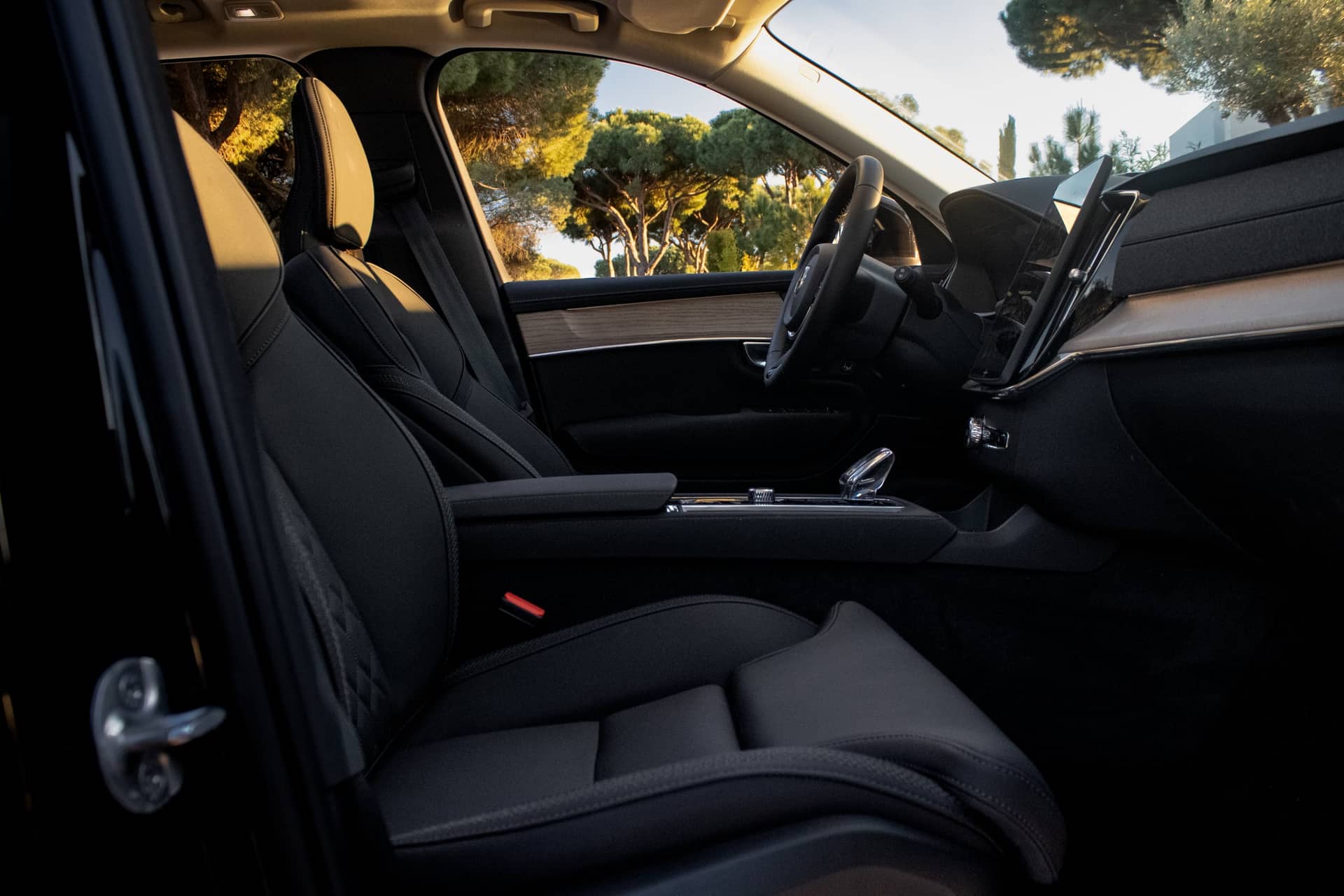 NEW Volvo XC90 rental Portugal - gallery image 8