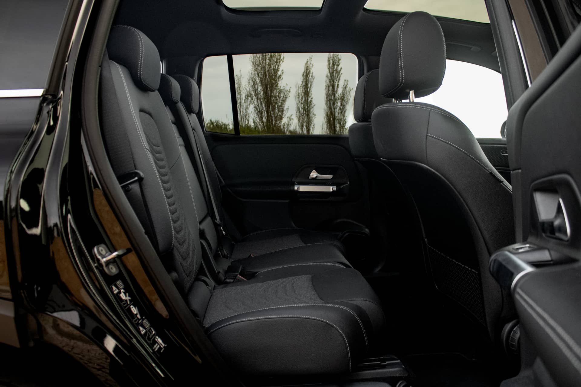 Mercedes GLB rental Portugal - gallery image 4
