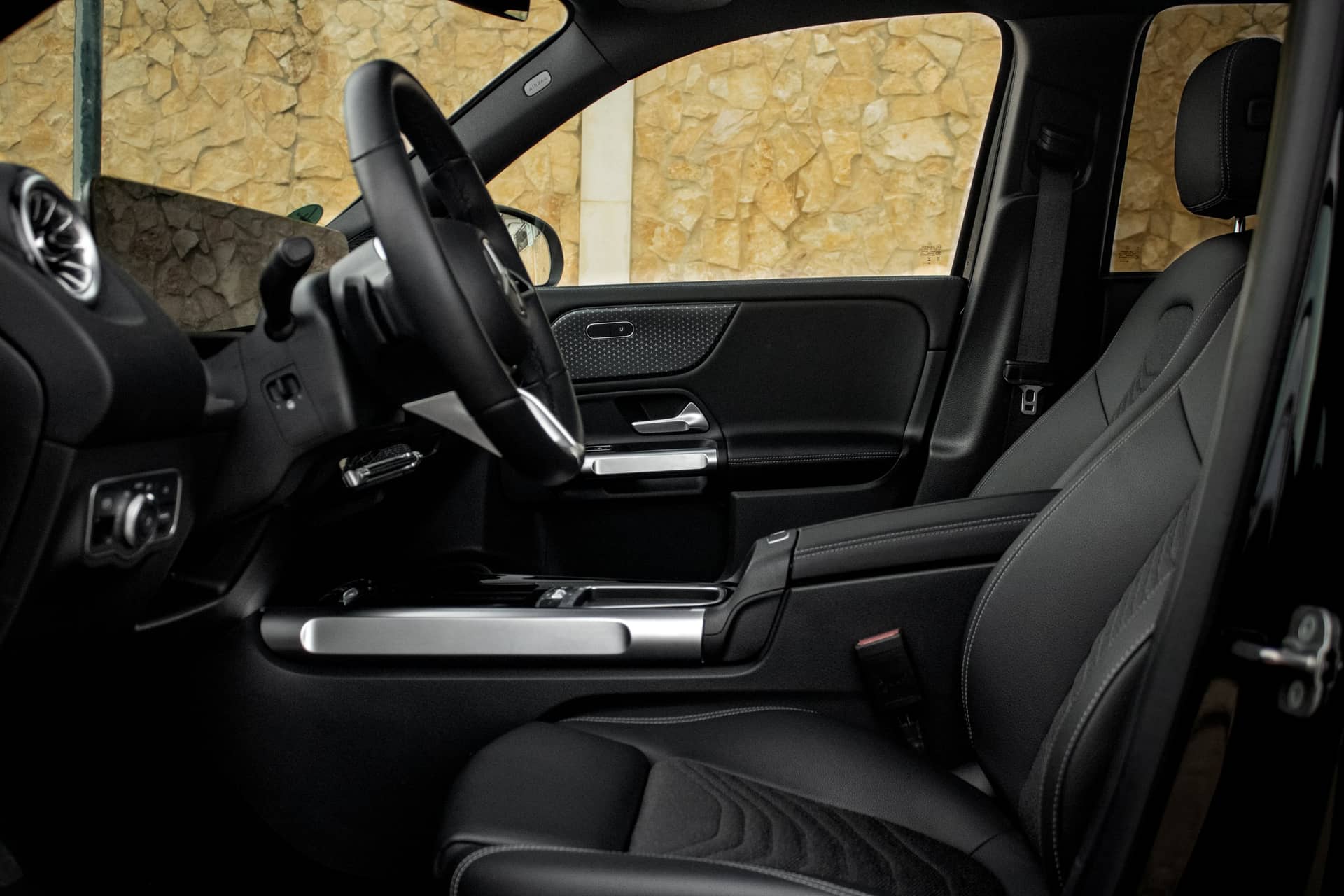 Mercedes GLB rental Portugal - gallery image 6