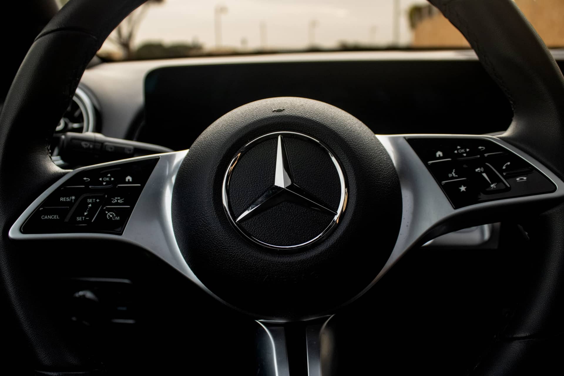 Mercedes GLB rental Portugal - gallery image 9