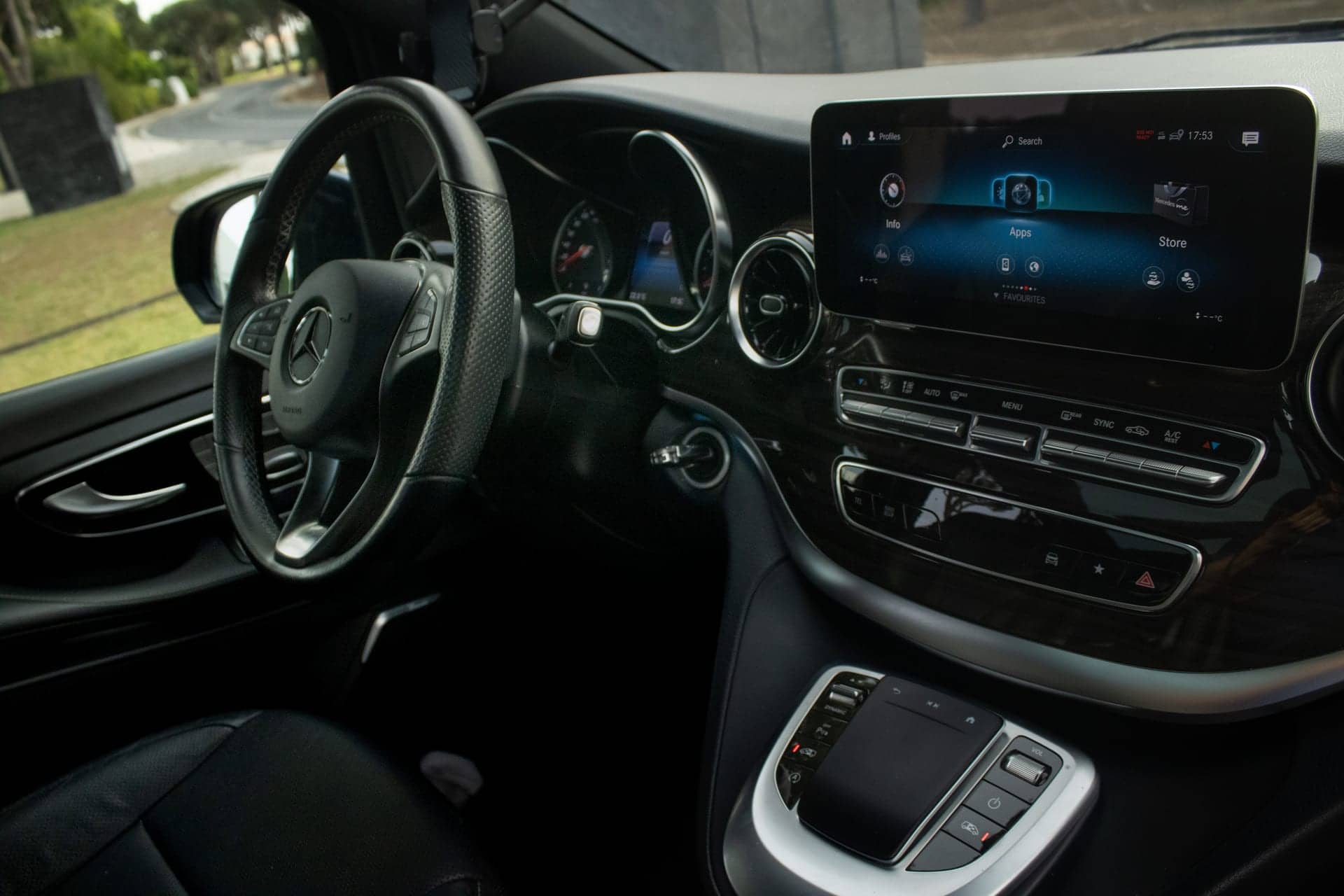 Mercedes V class VIP rental Portugal - gallery image 11