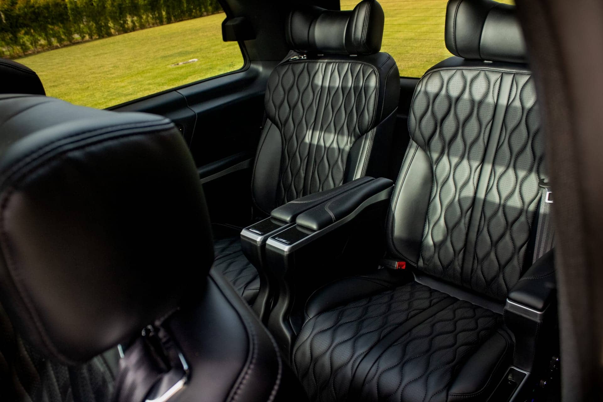 Mercedes V class VIP rental Portugal - gallery image 9