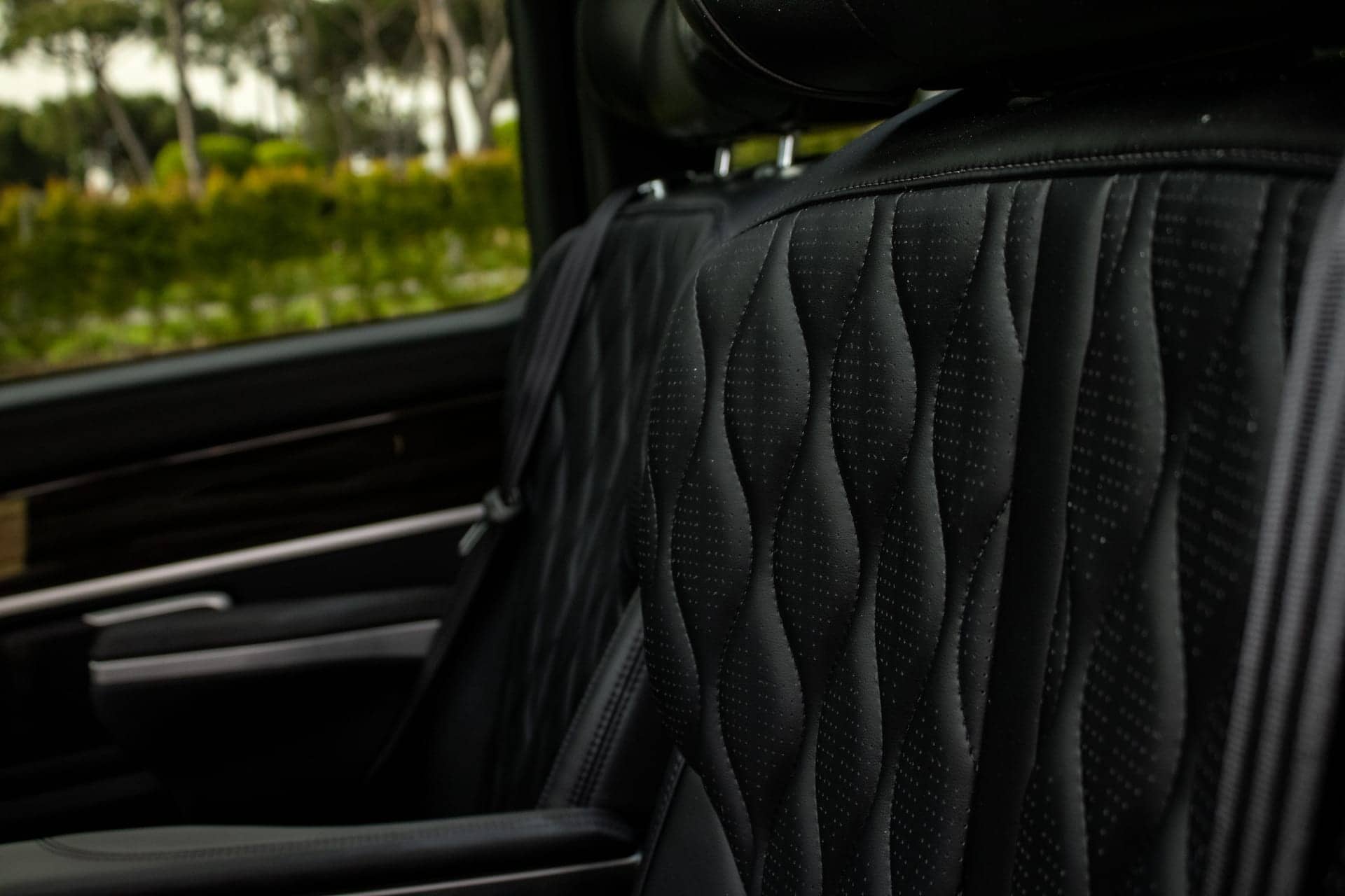 Mercedes V class VIP rental Portugal - gallery image 15