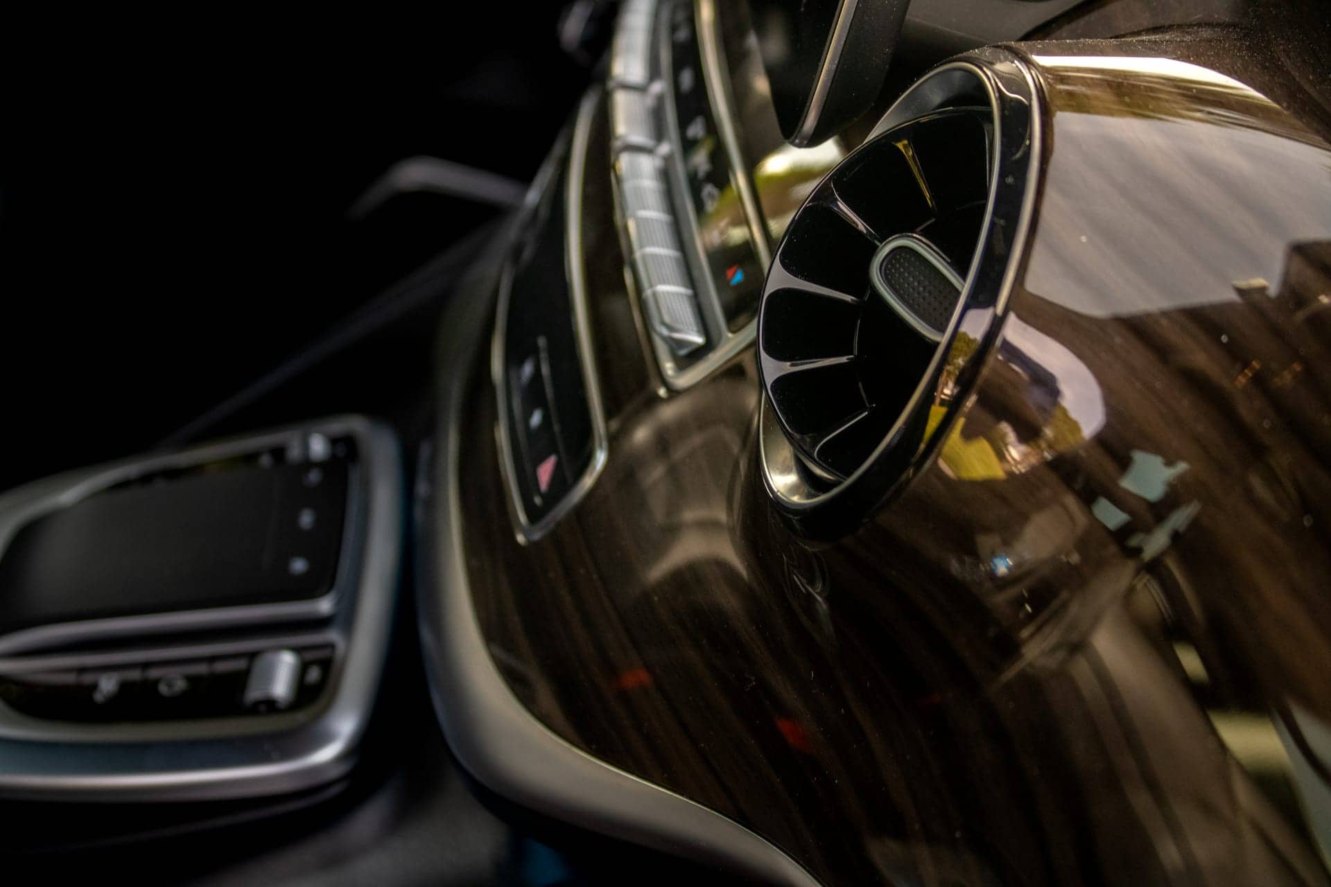 Mercedes V class VIP rental Portugal - gallery image 16