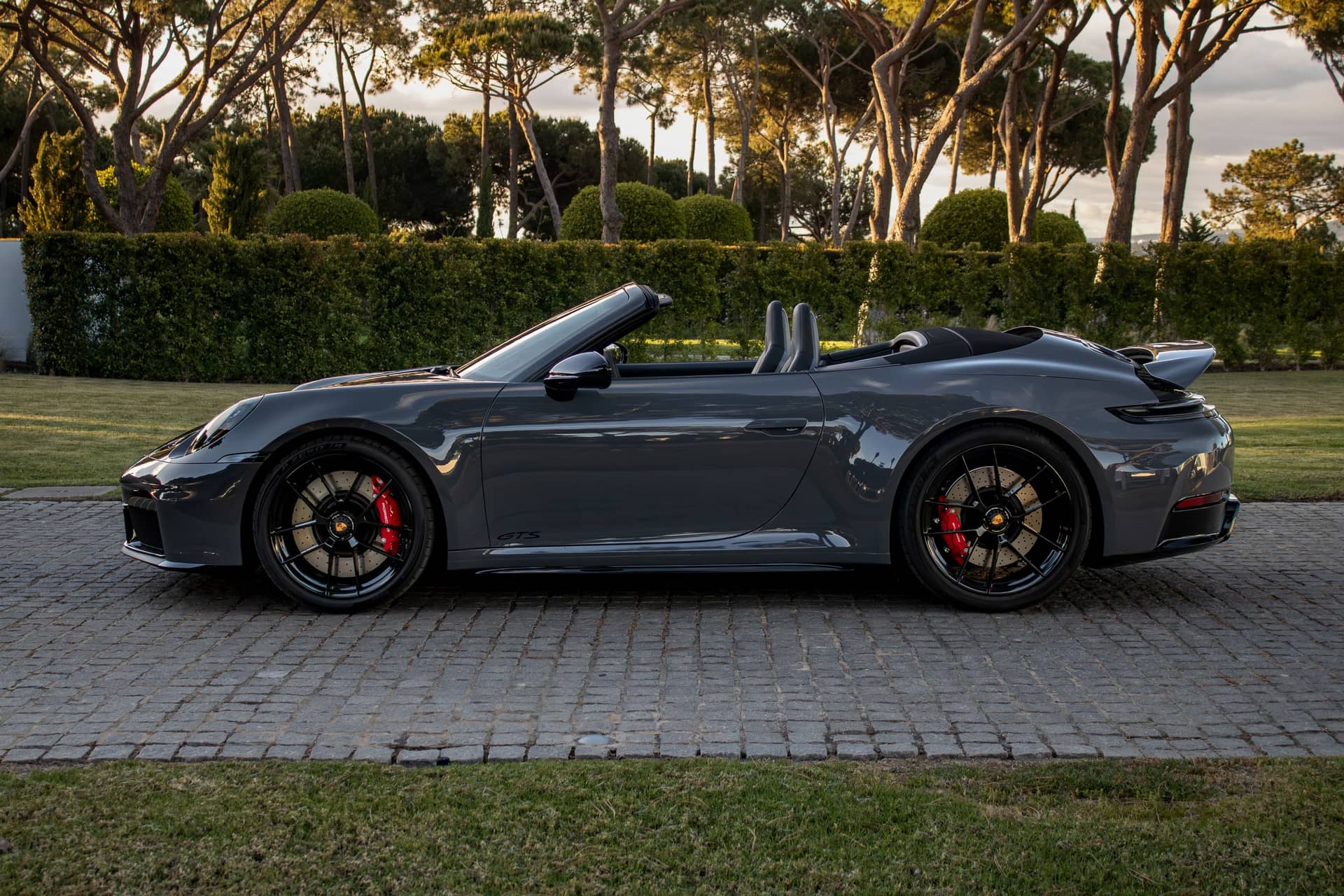 Porsche 911 Carrera 4 GTS rental Portugal - gallery image 3