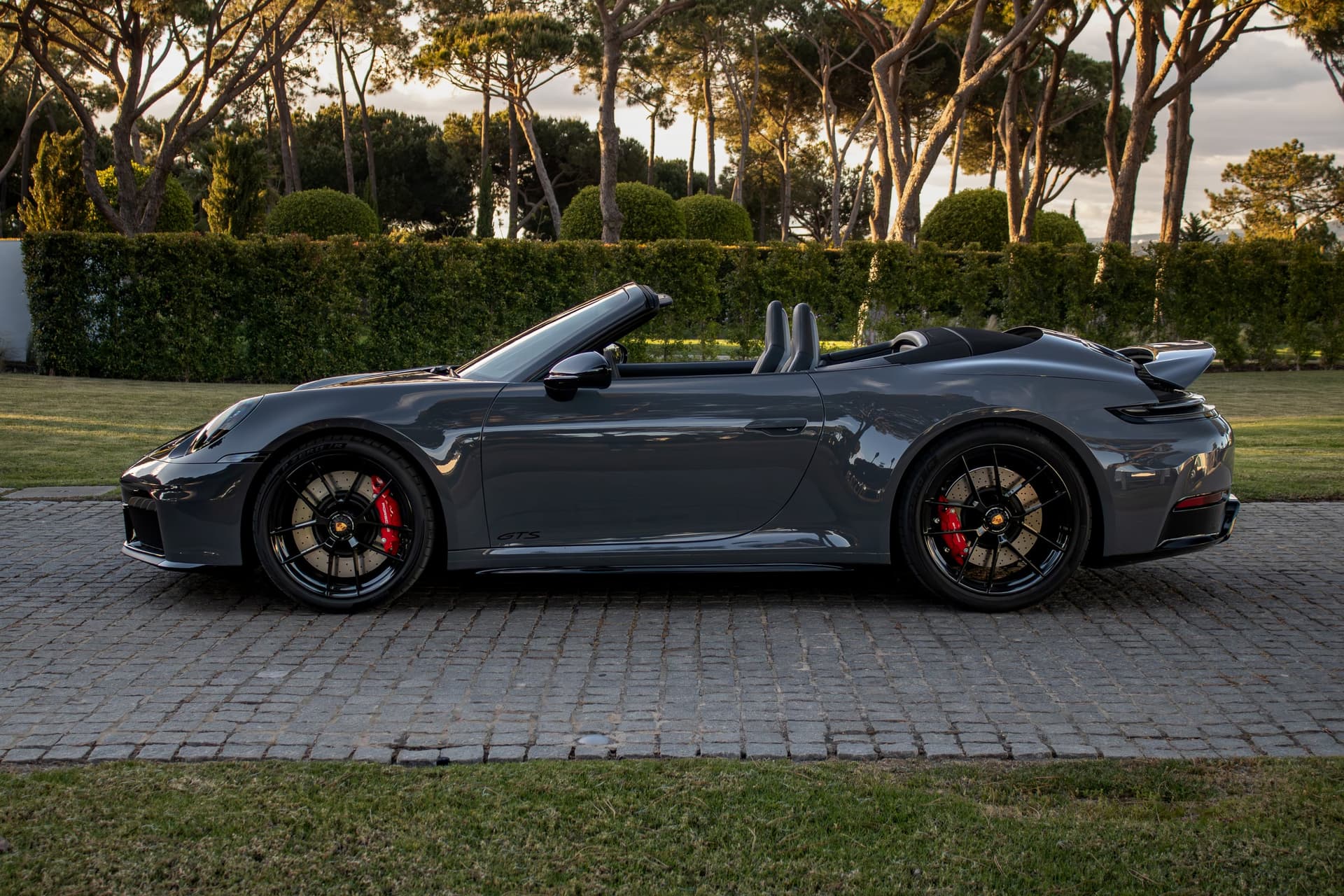 Porsche 911 Carrera 4 GTS - luxury car rental Algarve Lisbon Portugal (3)