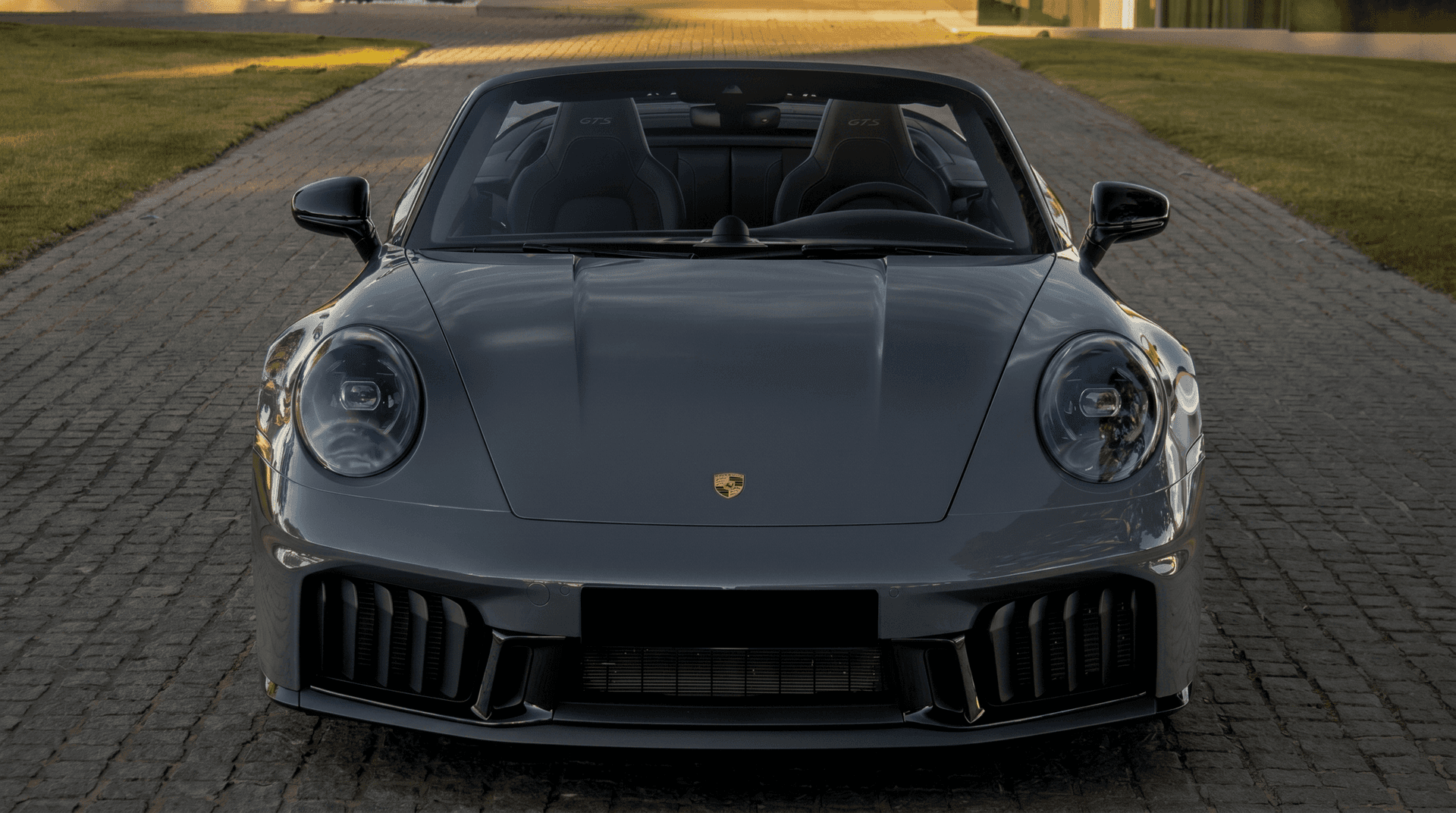 Porsche 911 Carrera 4 GTS rental Portugal - gallery image 1