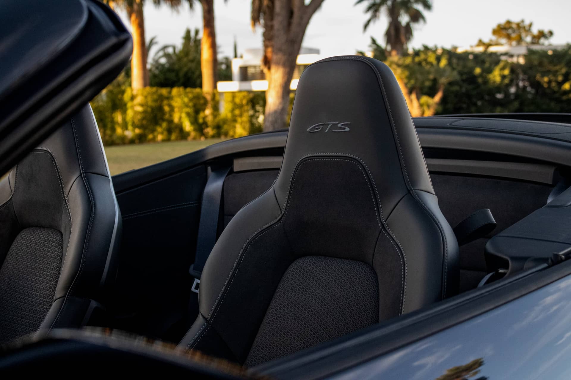 Porsche 911 Carrera 4 GTS rental Portugal - gallery image 12