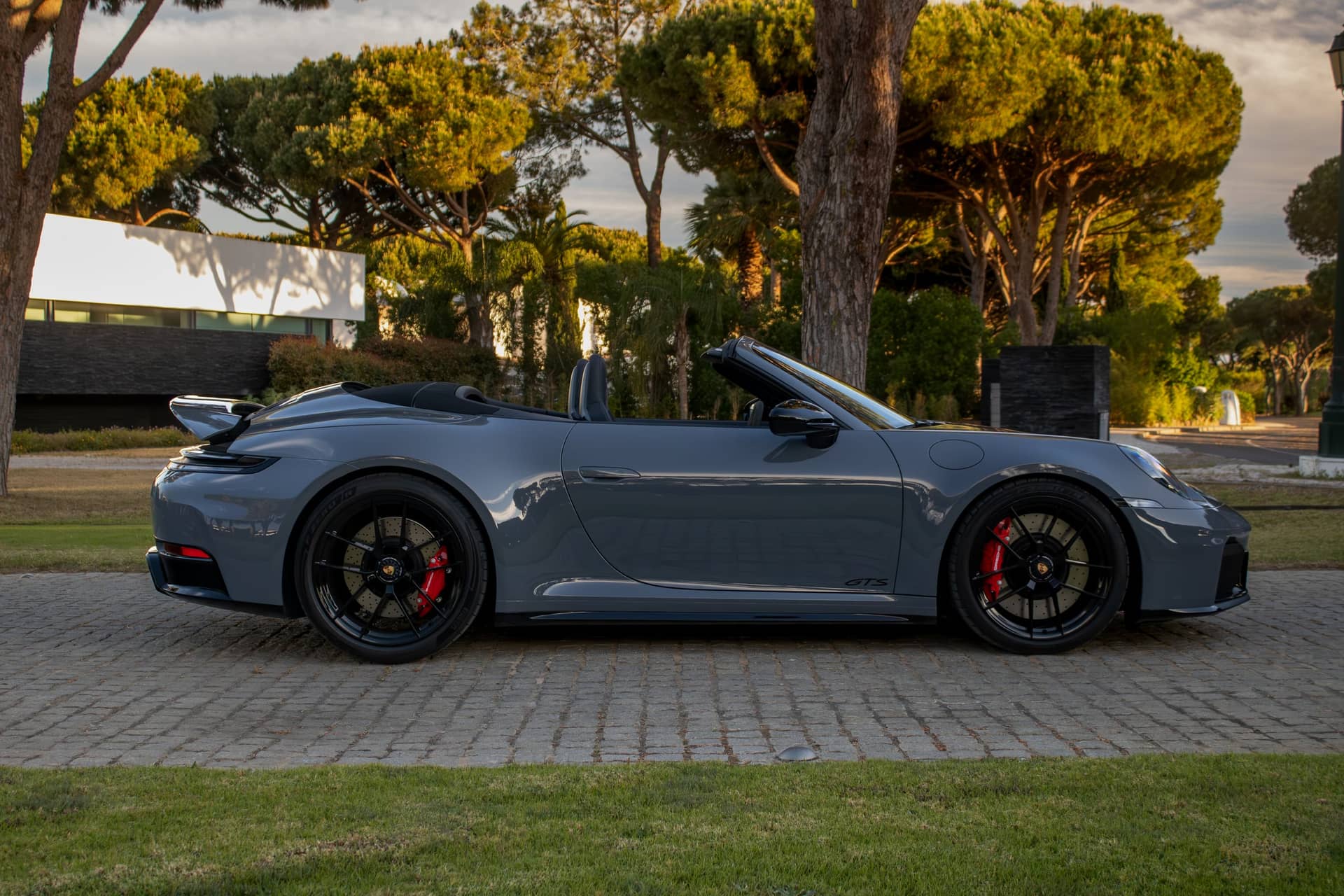 Porsche 911 Carrera 4 GTS rental Portugal - gallery image 4