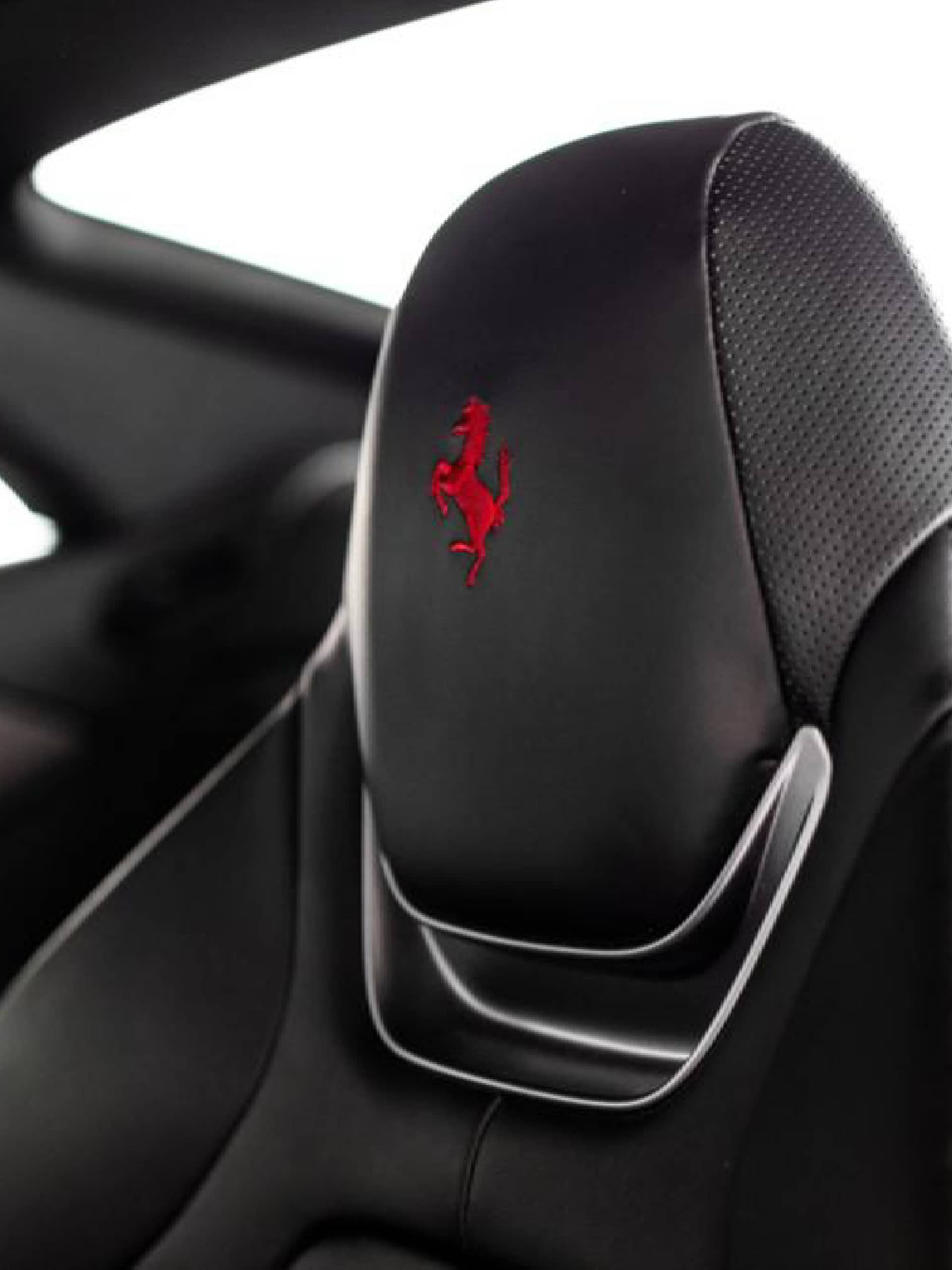 Ferrari Portofino rental Portugal - gallery image 3