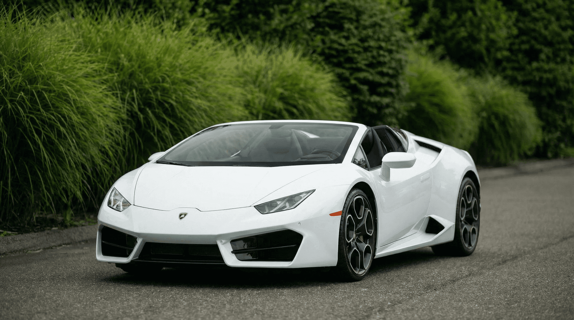 Lamborghini Huracán rental Portugal - gallery image 2