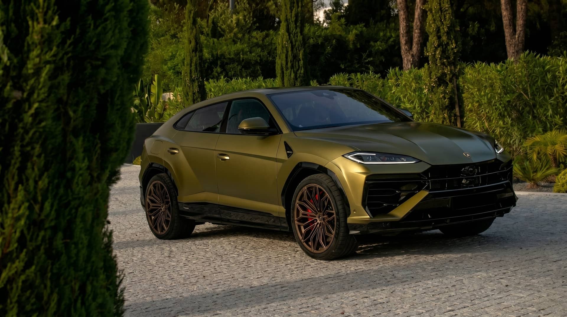 Lamborghini Urus SE rental Portugal - gallery image 1
