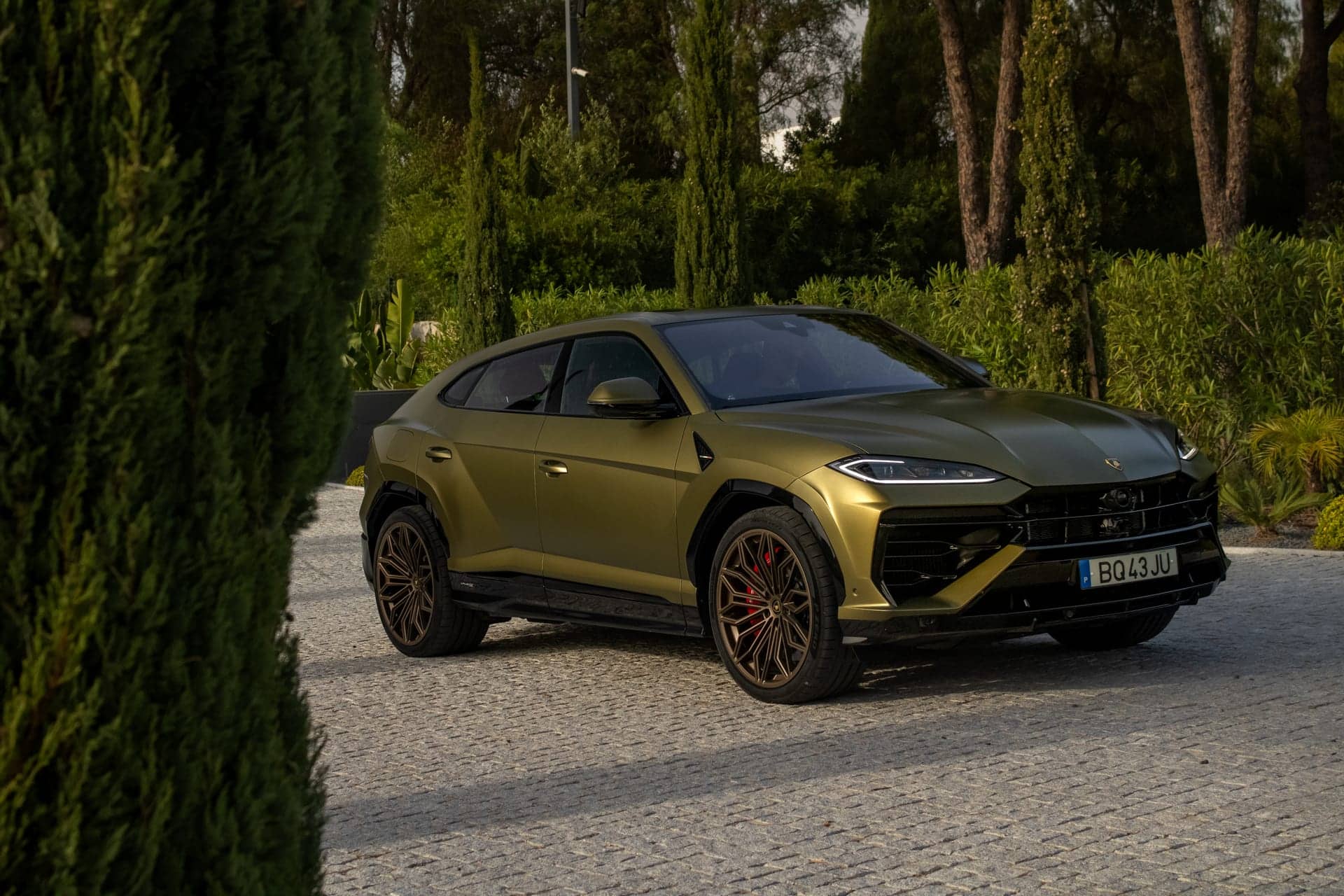 Lamborghini Urus SE rental Portugal - gallery image 2