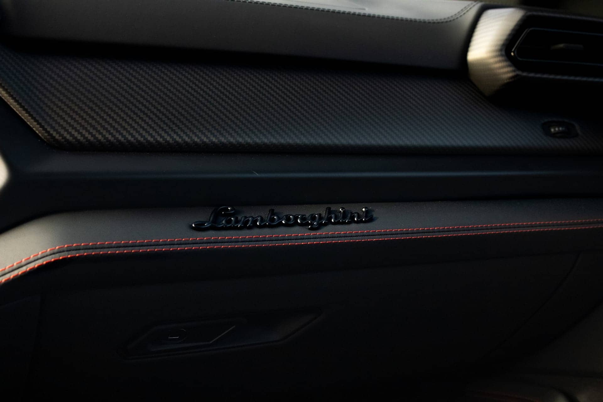 Lamborghini Urus SE rental Portugal - gallery image 11