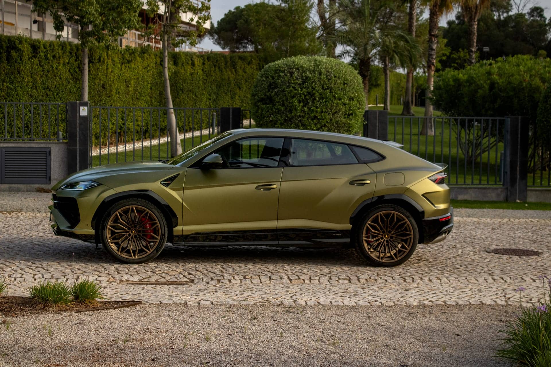 Lamborghini Urus SE rental Portugal - gallery image 5