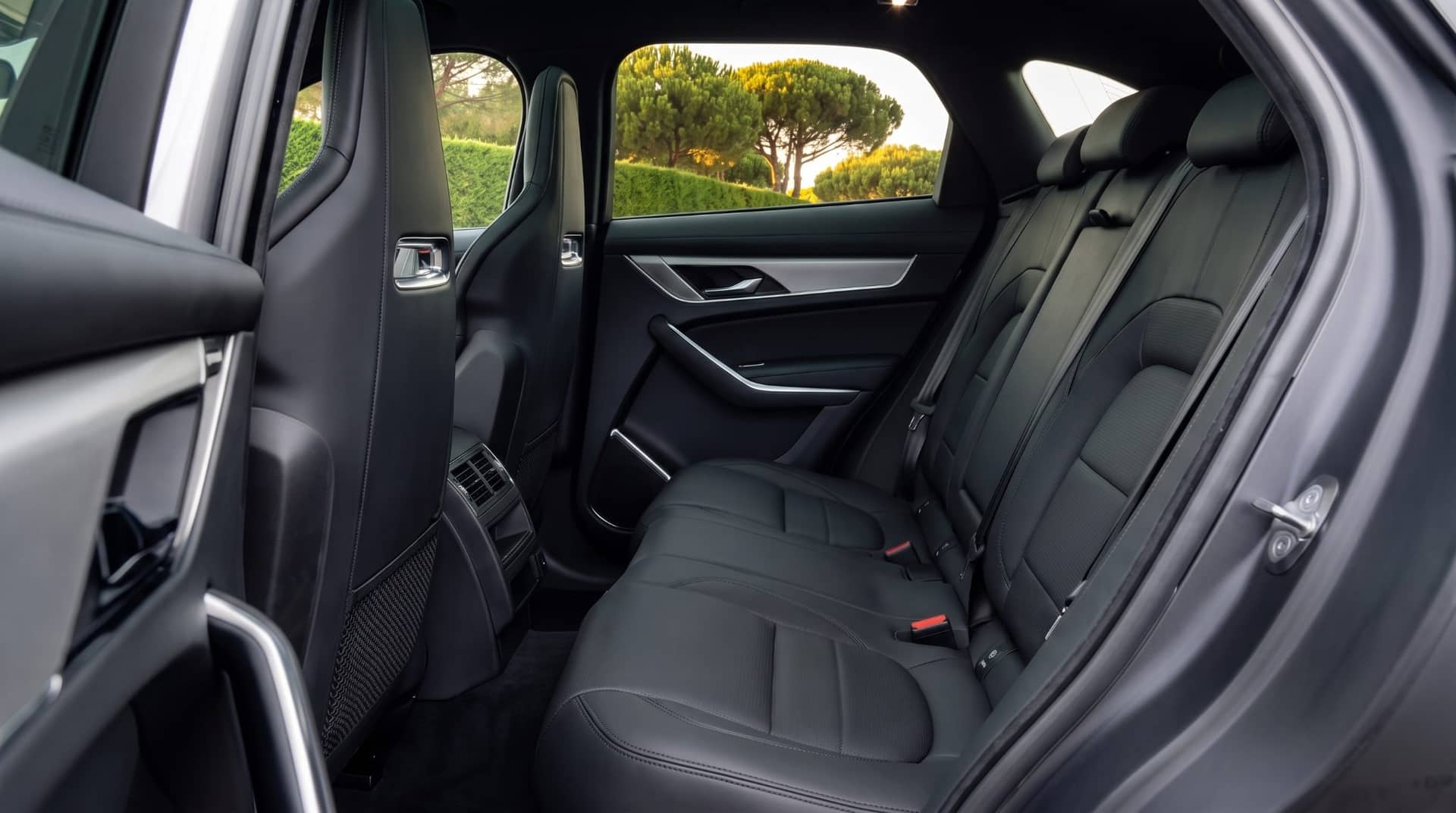 Jaguar F-Pace rental Portugal - gallery image 7