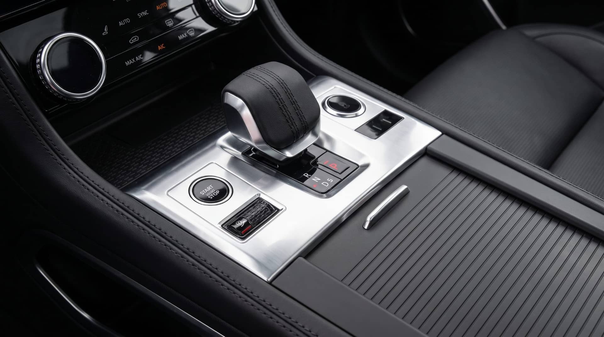 Jaguar F-Pace rental Portugal - gallery image 8