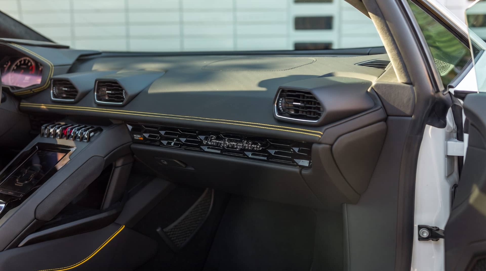 Lamborghini Huracán rental Portugal - gallery image 10