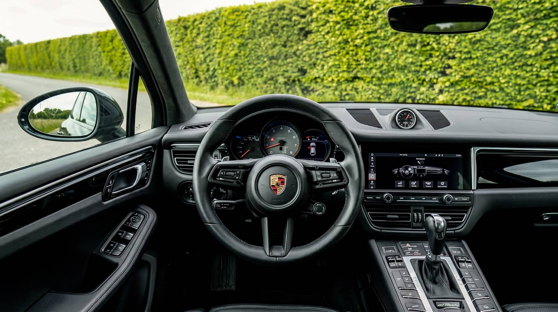 Porsche Macan T rental Portugal - gallery image 2