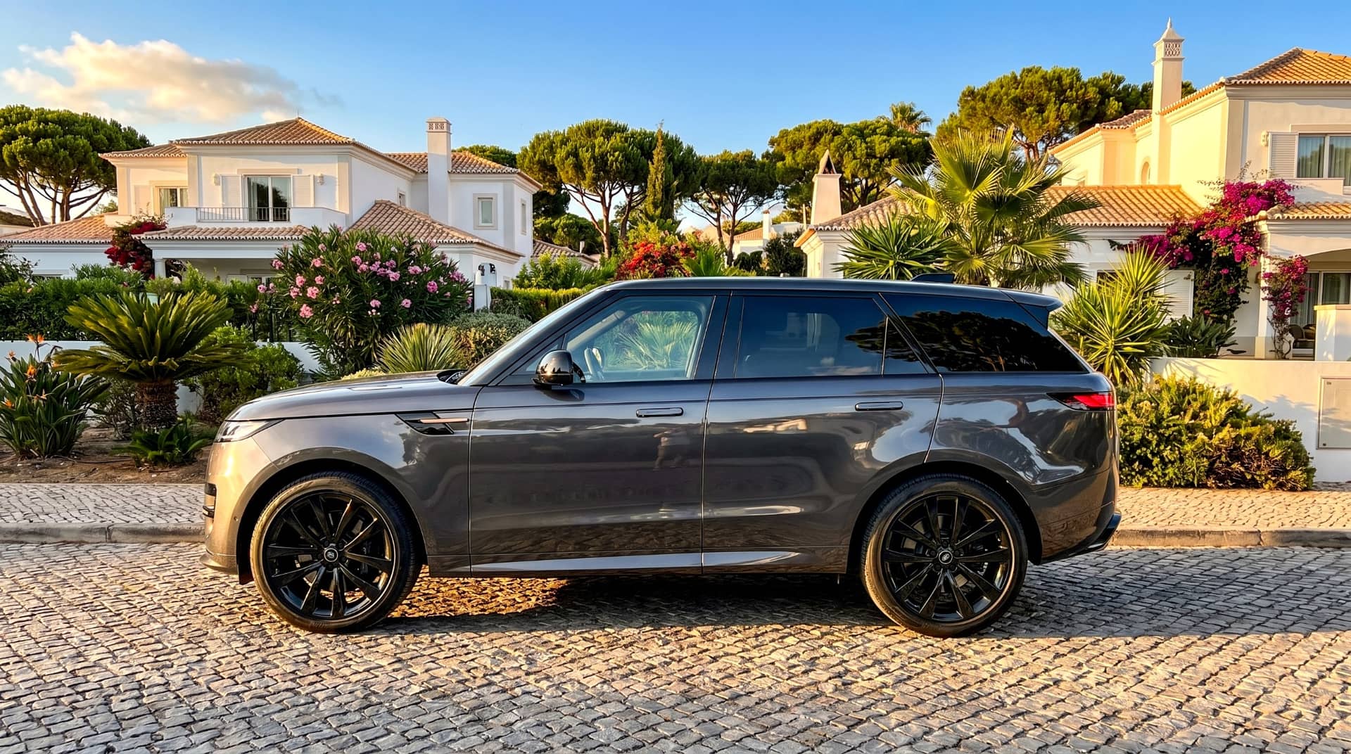 Range Rover Sport P460e (2026) rental Portugal - gallery image 7