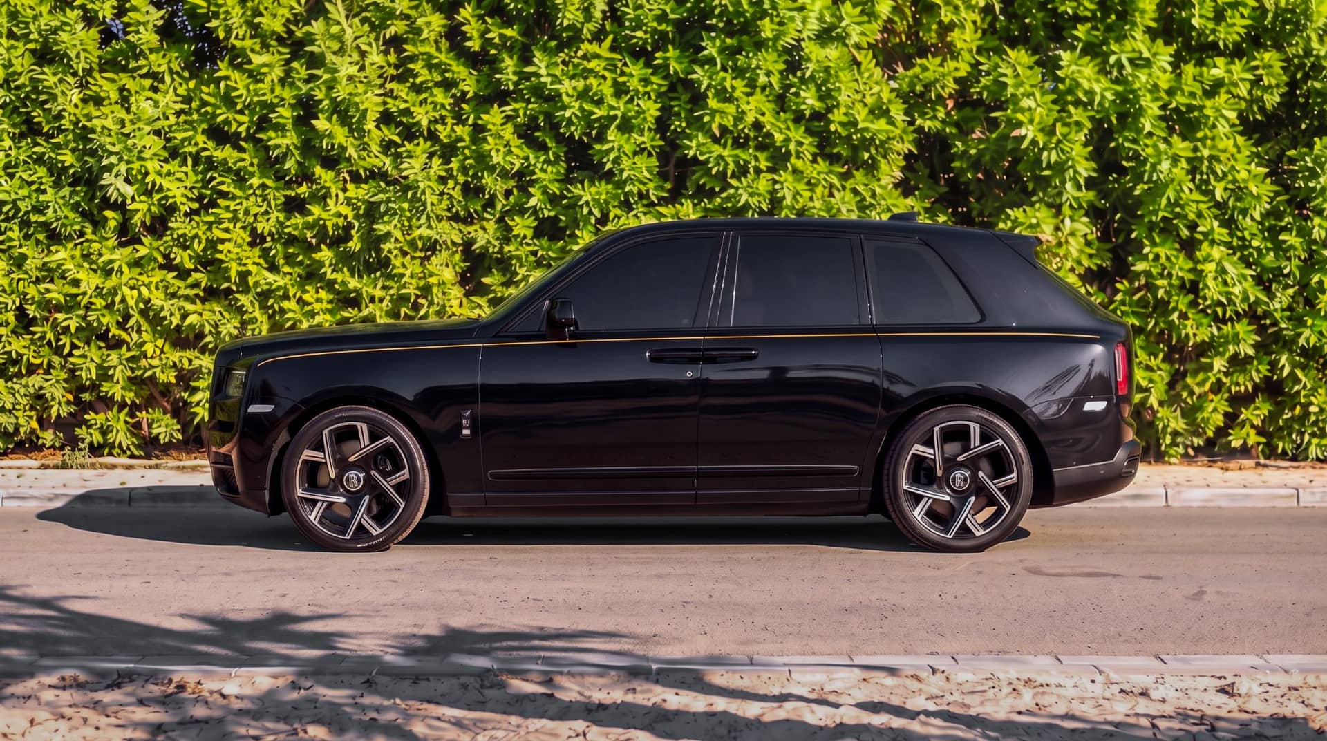 Rolls-Royce Cullinan rental Portugal - gallery image 10
