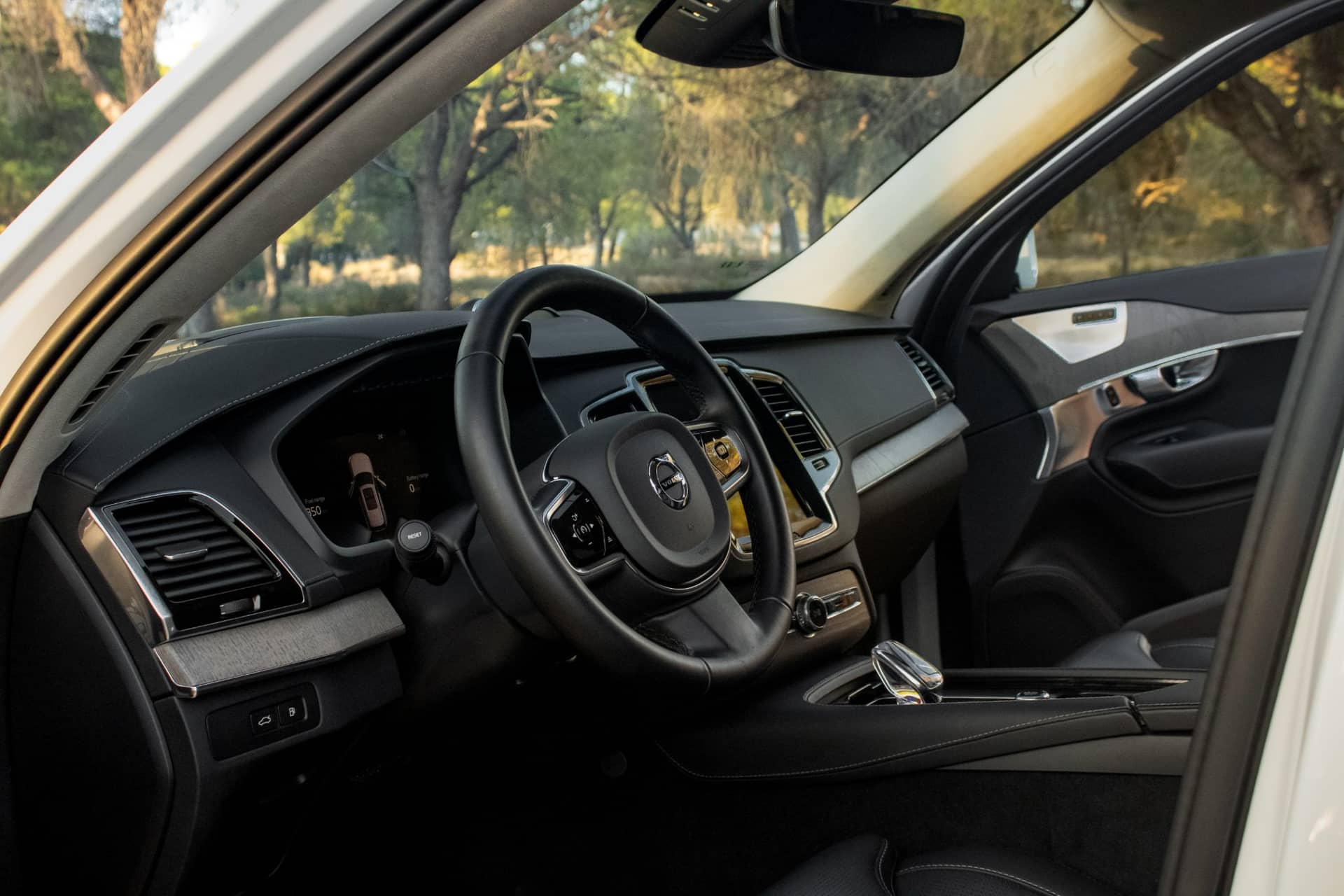 Volvo XC90 (2024) rental Portugal - gallery image 2
