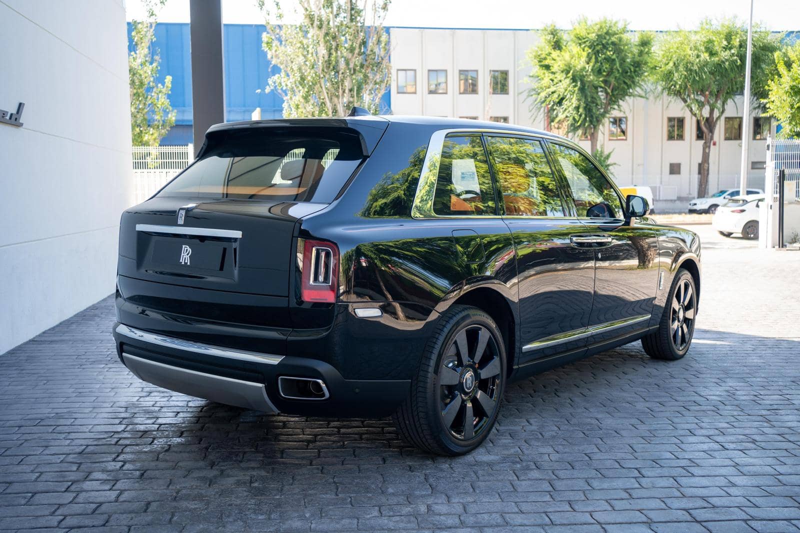 Rolls-Royce Cullinan rental Portugal - gallery image 2